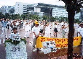 十里長街正法行   風雨更顯大法威