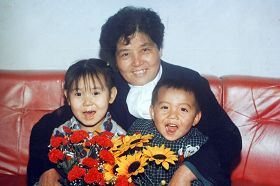 陳子秀生前和兩個孫兒的合影