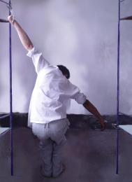 酷刑演示：將法輪功學員的手一高一低地銬在兩張床之間，使其保持著向一側彎腰，身子不能站直的姿勢。