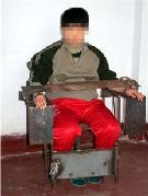 酷刑演示：法輪功學員被鎖在鐵椅子上