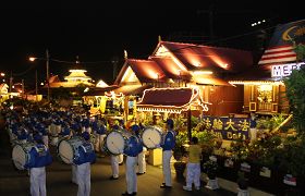 天國樂團來到甘榜摩登村長住所前演奏