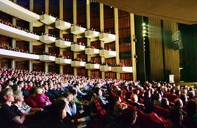 '二月二十三日晚，神韻巡迴藝術團在加拿大首都渥太華首場演出，兩千名觀眾在兩個半小時的頂級視聽藝術中感受到震撼。'