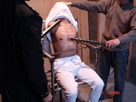 酷刑演示：綁在椅子上用電棍電擊