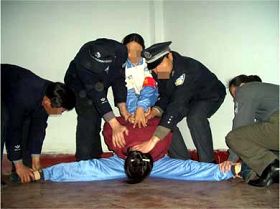 酷刑演示：劈腿，五十九歲的女法輪功學員李錦秋遭劈胯致殘