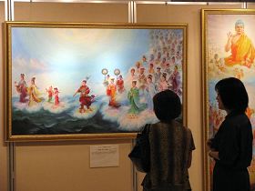 日本千葉觀眾認真欣賞真善忍美展作品