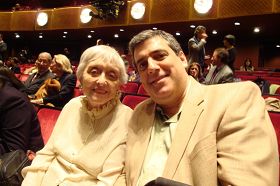 二零一一年，薩利斯特．赫姆女士和先生坐在林肯中心的最好座位上觀看神韻
