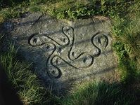 英格蘭約克郡發現的刻有「卍」的巨石，距今4000年左右。
