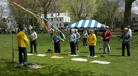 四月三十日康州世界太極及氣功日活動上，民眾前來學煉法輪功。