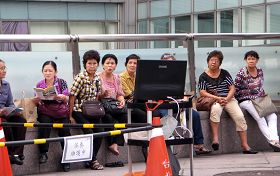 中國遊客觀看真相電視影片