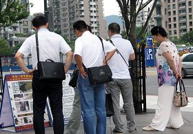 一零一景點前的大陸遊客觀看法輪功被迫害真相展板