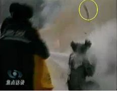 CCTV「自焚」節目慢動作分析-2：重物猛擊劉的頭部後被彈起