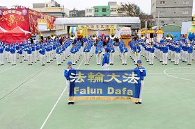 一百多位法輪功學員組成的天國樂團的定點演奏吸引許多民眾圍觀。