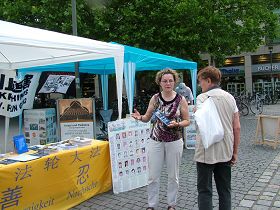 德國愛爾蘭根（Erlangen）的市中心廣場上的徵簽活動