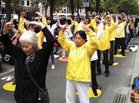 集會現場法輪功學員集體煉功