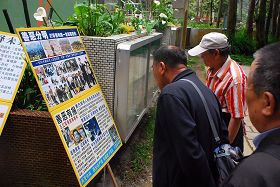 阿里山上，一群群大陸觀光遊客圍看真相展板