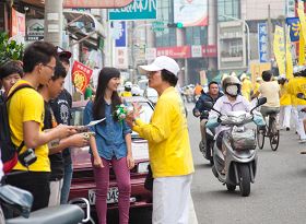 '民眾索要大法資料、紙蓮花等，了解大法真相。'