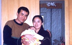 曲輝和妻子劉新穎以及他們的孩子曾經幸福的家庭