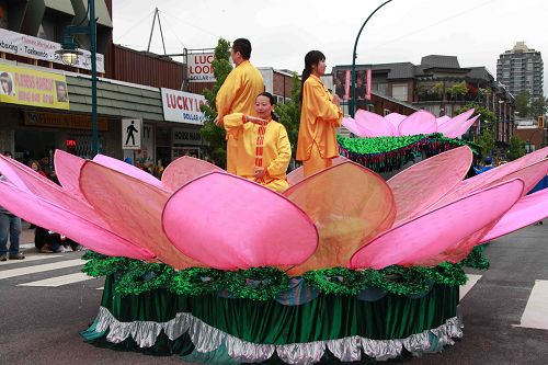 圖1-4：溫哥華法輪大法學員參加大溫哥華地區高貴林港市慶祝五月節的遊行，受到歡迎。