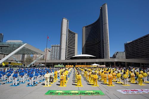 法輪功學員在在多倫多市政廣場集體煉功