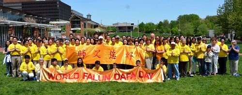 圖1：美國費城法輪功學員於獨立宮廣場慶祝法輪大法日並祝師尊生日快樂