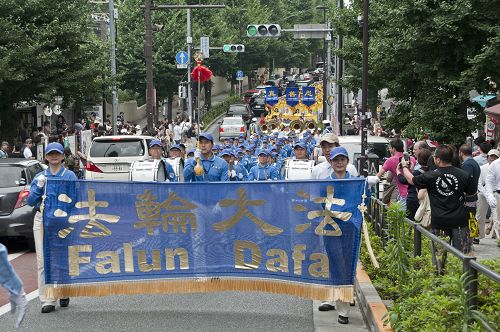 圖6-8：二零一四年亞洲法會第二天，法輪功學員在東京繁華街區舉行盛大遊行