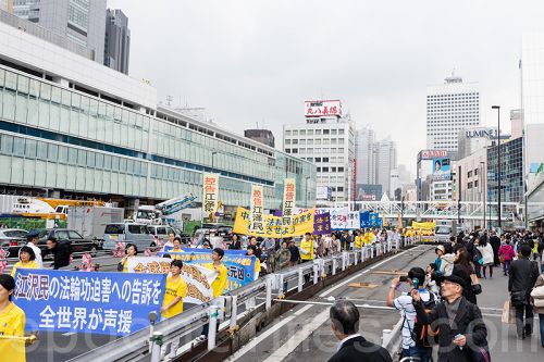 圖3：法輪功學員在新宿鬧市區舉行聲援訴江遊行