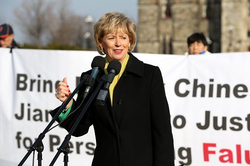 加拿大自由黨國會議員朱迪•斯格若（Judy Sgro）在法輪功學員於國會山舉行的大型集會上發言