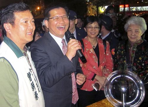 台中市長林佳龍（左二）、市議員曾朝榮（左一）、法輪大法學會理事長張錦華（左三）共同為法輪大法燈區點燈。