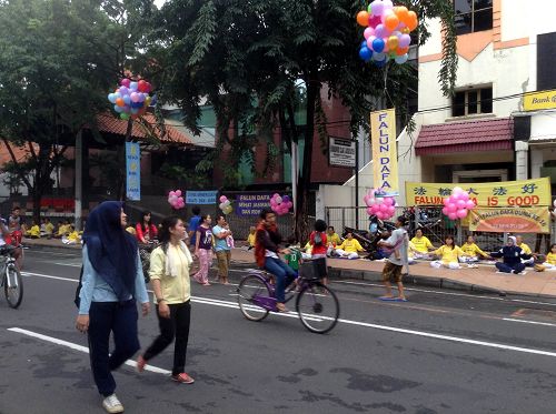 印尼泗水法輪功學員在市區的主要商業街──達拉莫大道上集體煉功