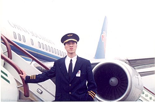 圖：前中國南方航空公司飛行員張國良起訴迫害法輪功的元凶江澤民