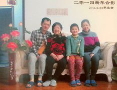 張鴻儒（左一）與母親、外甥、姐姐一家合影