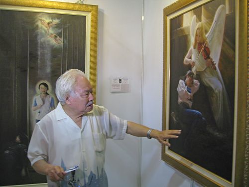 圖3知名畫家侯壽峰正在欣賞畫作《流離失所》，並讚揚畫作構圖取材強，藝術性很高。