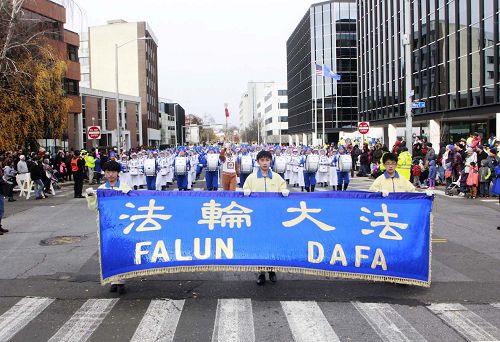 天國樂團在康州斯坦福大遊行中，道路兩旁民眾聚集觀看。