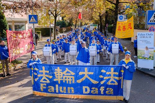 來自歐洲的法輪功學員在慕尼黑中領館前舉辦活動，揭露中共活摘法輪功學員器官。