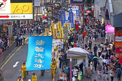 圖13-14： 越來越多世人明白「法輪大法好」！