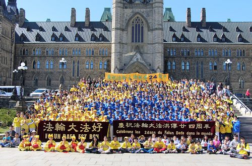 圖1-3：五月十日，加拿大東部部份法輪功學員在首都渥太華國會山前，慶祝世界法輪大法日。法輪功學員當天以煉功、打坐，天國樂團遊行、歌舞和真相展的方式慶祝法輪大法弘傳世界二十四週年。圖為集會現場。