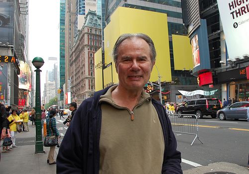 圖3：紐約表演藝術家 Dan Diggles看到遊行後對法輪功很感興趣。