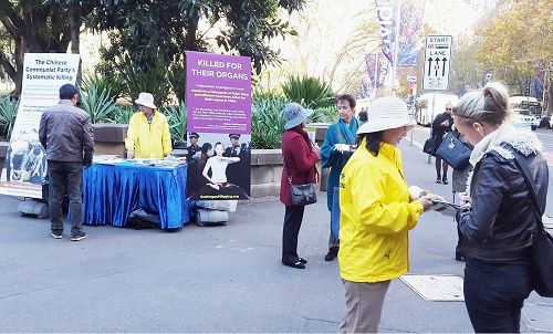 圖1：法輪功學員在悉尼海德公園舉辦講真相活動