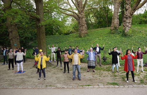 法國巴黎舒蒙山公園裏的法輪功煉功點