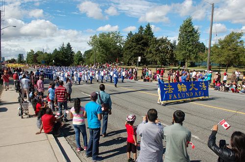 大多倫多士嘉堡市加拿大國慶日大遊行中行進的天國樂團