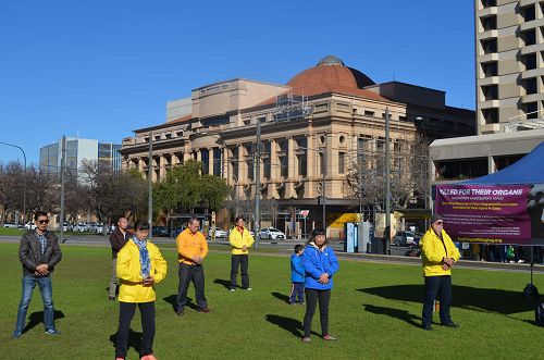 圖1-2：南澳大利亞部份法輪功學員在首府阿德雷德的維多利亞廣場舉行講真相活動。圖為功法展示。