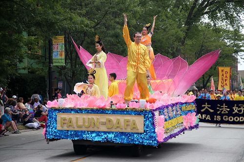 圖1：芝加哥法輪功學員參加埃文斯頓市美國獨立日遊行，主辦方與觀眾讚花車亮眼。