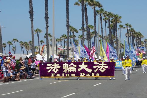 圖1-3：在杭庭頓海灘市國慶遊行中的法輪功學員隊伍，鮮明亮麗的色彩，祥和的煉功音樂和優美的功法表演，讓人矚目。