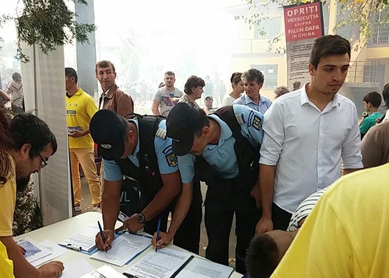 羅馬尼亞小鎮居民簽名支持法輪功