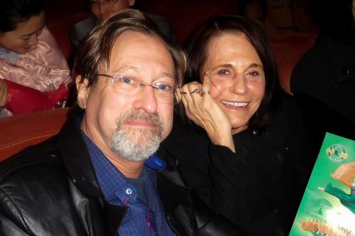 '圖9：獲獎作家Thaisa Frank和先生Keith Deutsch觀賞了一月五日晚，神韻紐約藝術團在舊金山歌劇院的第五場演出。Thaisa Frank說：神韻超出她的想像，很感人。'