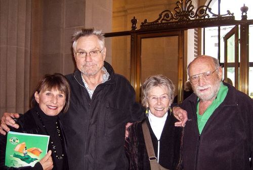 '圖12：Lawrence Jordan（左二）和妻子及友人觀看了神韻紐約藝術團一月二日下午在舊金山的演出。'