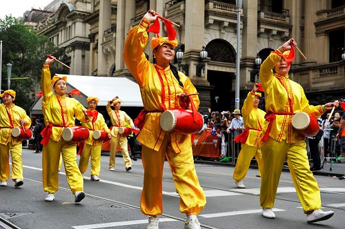 '圖1-2：墨爾本一年一度的澳大利亞國慶日大遊行上，法輪功學員的隊伍受歡迎。'