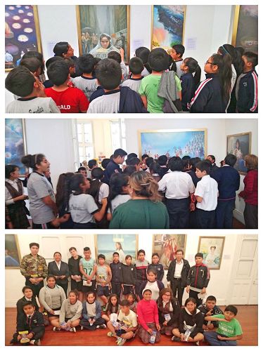 '圖1：「真善忍國際藝術美展」在秘魯首都利馬市胡安帕拉德而理耶戈文化中心展出。蒙特羅貝爾納利斯（Colegio　Montero Bernales）學校有五個年級一百六十名學生前來參觀畫展。上圖為該校四年級和五年級的學生在參觀畫展、留影。'