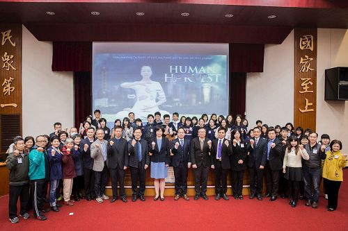 '圖1：台灣國際器官移植關懷協會偕同多位立委在立法院舉辦紀錄片《活摘》首映座談會。'