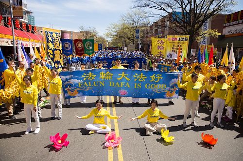 '圖1：法輪功學員在法拉盛舉行紀念四二五和平上訪十八週年大集會'